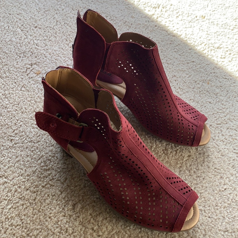 EARTH Brand Sandals Size 8 Wide